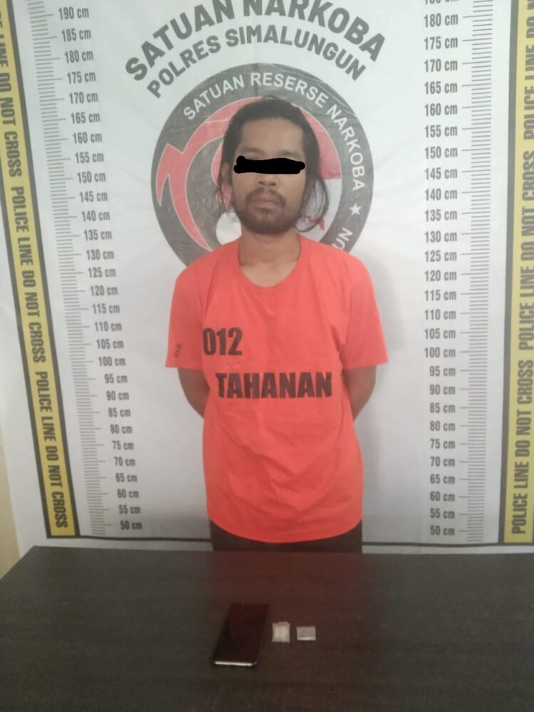 Foto tersangka dan barang bukti sabu yang diamankan Polisi.