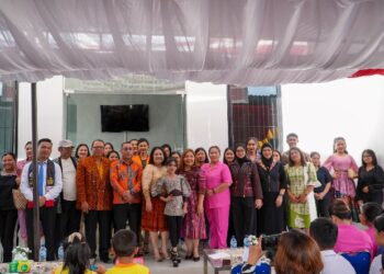 Foto bersama disela kegiatan.