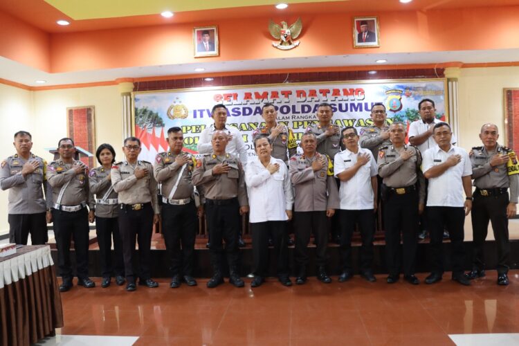 Foto bersama disela kegiatan.