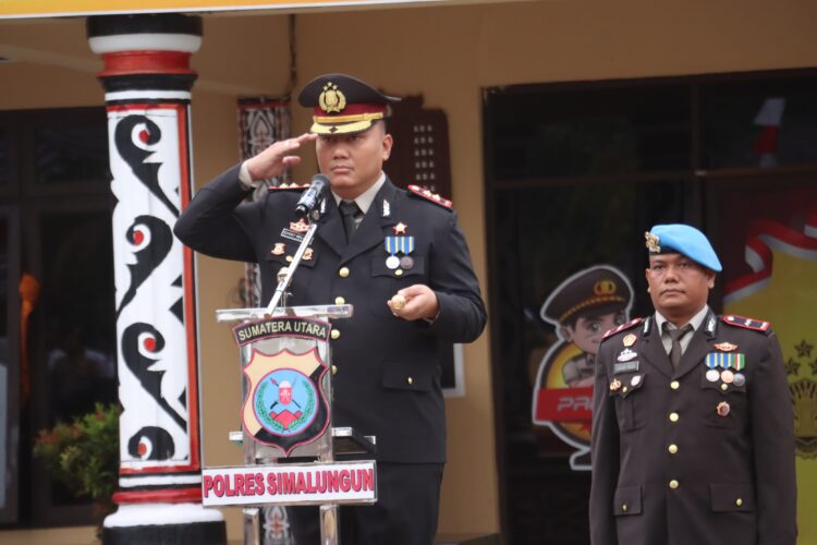 Kapolres Simalungun, AKBP Choky Sentosa Meliala, bertindak sebagai Inspektur Upacara (Irup).
