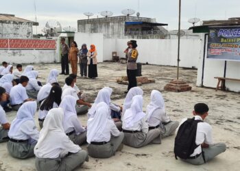 Kasat Binmas Polres Siantar, AKP Jahrona Sinaga SH, melaksanakan kegiatan Police Go To School, di SMA Swasta dan SMP Swasta Erlangga yang terletak di Jln. Merdeka No. 280 Pematangsiantar, pada Senin (29/7/2024), sekitar pukul 07.30 WIB.