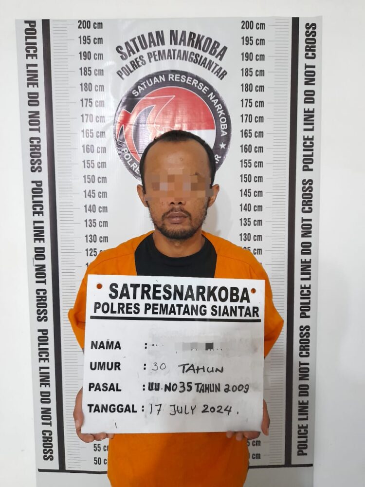 Foto pelaku yang diamankan Sat Narkoba Polres Pematangsiantar.