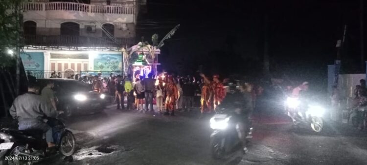 Kapolsek Siantar Selatan, IPTU Maxi J. Manurung, SH, bersama personilnya melaksanakan pengamanan hari ke 2 pawai Maha Puja Tiruvila (Kegiatan Keagamaan Umat Hindu) yang dilaksanakan Shri Mariamman Koil, pada Sabtu (13/7/2024), mulai pukul 18.00 WIB, bertempat di Shri Mariamman Koil Pematangsiantar, Jl. Diponegoro, Kelurahan Karo, Kecamatan Siantar Timur.