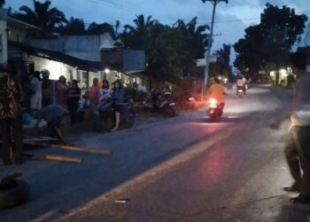 Polsek Siantar Martoba gerak cepat membantu mengumpulkan dan merapikan atap seng dua rumah warga,  di Jl. Pdt JW Saragih, Kelurahan Tanjung Pinggir, Kecamatan Siantar Martoba, Kota Siantar yang berterbangan akibat angin kencang, Minggu (14/7/2024) sore, pukul 16.00 WIB.