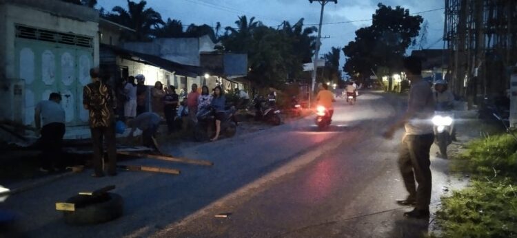 Polsek Siantar Martoba gerak cepat membantu mengumpulkan dan merapikan atap seng dua rumah warga,  di Jl. Pdt JW Saragih, Kelurahan Tanjung Pinggir, Kecamatan Siantar Martoba, Kota Siantar yang berterbangan akibat angin kencang, Minggu (14/7/2024) sore, pukul 16.00 WIB.