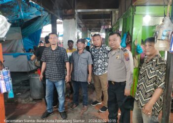 Kasub Sektor Pasar Horas, AIPTU Edi Syahputra, SH, melaksanakan patroli jalan kaki dan sambang, Selasa (2/7/2024) siang, sekira pukul 14.30 WIB.