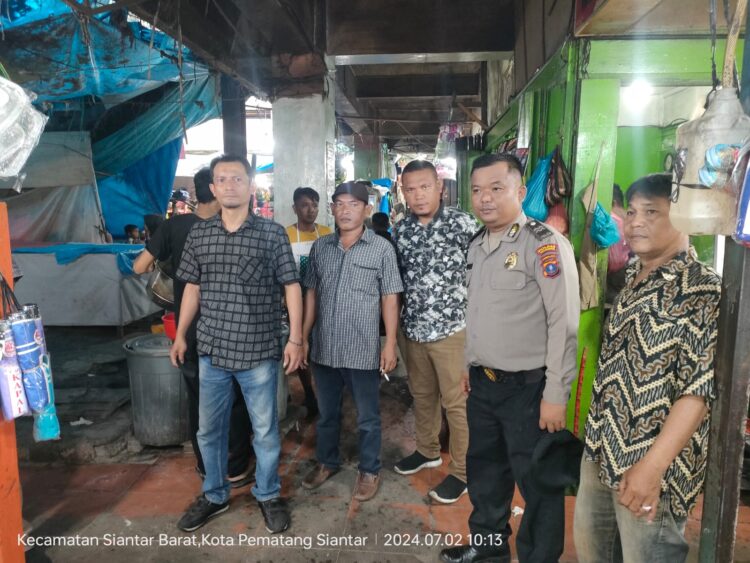 Kasub Sektor Pasar Horas, AIPTU Edi Syahputra, SH, melaksanakan patroli jalan kaki dan sambang, Selasa (2/7/2024) siang, sekira pukul 14.30 WIB.