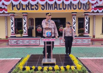 Kapolres Simalungun, AKBP Choky Sentosa Meliala, S.I.K., S.H, M.H, saat pimpin apel pagi, pada Senin (8/7/2024).