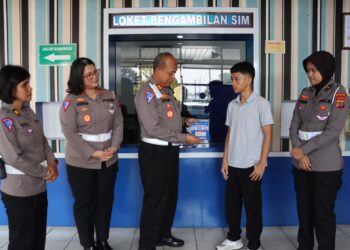 AKBP Lutfi menyerahkan langsung SIM bagi masyarakat yang dinyatakan lulus ujian praktek dan teori di Satpas Polres Pematangsiantar.