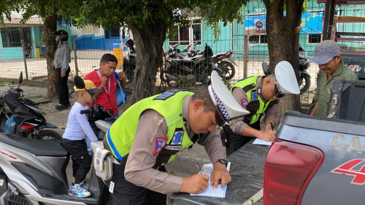 Hari Ke 8 Operasi Patuh Toba, Polres Tanjungbalai keluarkan 248 tilang manual dan 655 tilang teguran kepada pengendara.