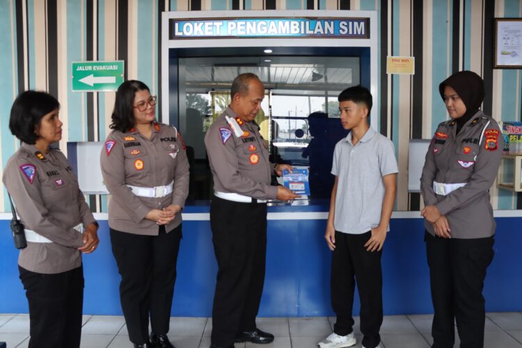 AKBP Lutfi menyerahkan langsung SIM bagi masyarakat yang dinyatakan lulus ujian praktek dan teori di Satpas Polres Pematangsiantar.