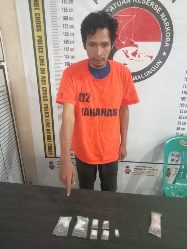 Foto pelaku dan barang bukti sabu yang diamankan Polres Simalungun.