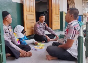 Sat Binmas Polres Pematangsiantar sholat juhur berjema'ah di Mesjid Taqwa, Jln. Pematang, Kelurahan Simalungun, Kecamatan Siantar Selatan, Kota Pematangsiantar, pada Selasa (23/7/2024), sekitar pukul 12.15 WIB.