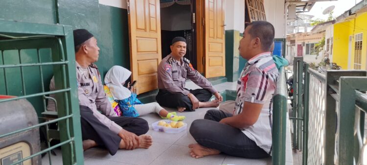 Sat Binmas Polres Pematangsiantar sholat juhur berjema'ah di Mesjid Taqwa, Jln. Pematang, Kelurahan Simalungun, Kecamatan Siantar Selatan, Kota Pematangsiantar, pada Selasa (23/7/2024), sekitar pukul 12.15 WIB.