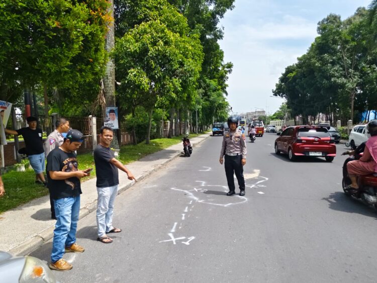 Unit Gakkum Polres Siantar saat cek TKP korban tabrakan Bus Eldivo, di depan Sekolah STT HKBP, Kelurahan Pahlawan, Kecamatan Siantar Timur, Kota Pematangsiantar, pada Rabu (17/7/2024) siang, sekitar pukul 11.17 WIB.