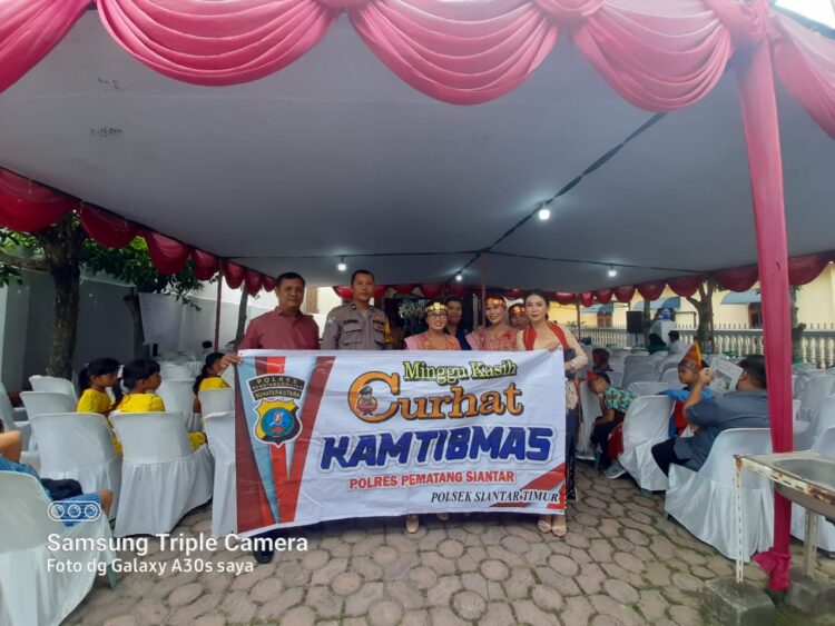 Polsek Siantar Timur melalui Bhabinkamtibmas, AIPDA G Sinaga, menggelar Minggu Kasih Curhat Kamtibmas di Gereja HKBP Immanuel, pada Minggu (7/7/2024) pagi, pukul 09.00 WIB.