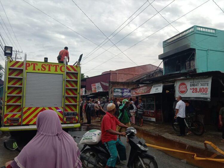 Mobil Damkar PT. STTC  tampak berusaha memadamkan kobaran api yang membakar panglong di jalan H Ulakma Sinaga.