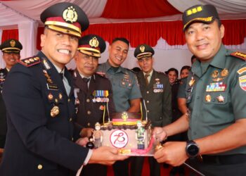 Kapolres Siantar, AKBP Yogen Heroes Baruno SH, SIK, menerima kejutan atau surprise kue Hari Ulang Tahun (HUT) Bhayangkara ke 78 tahun 2024 dari Danrem 022/Pantai Timur (PT), Kolonel Inf Tagor Rio Pasaribu SE.