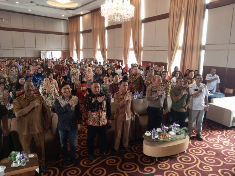 Foto bersama disela kegiatan.