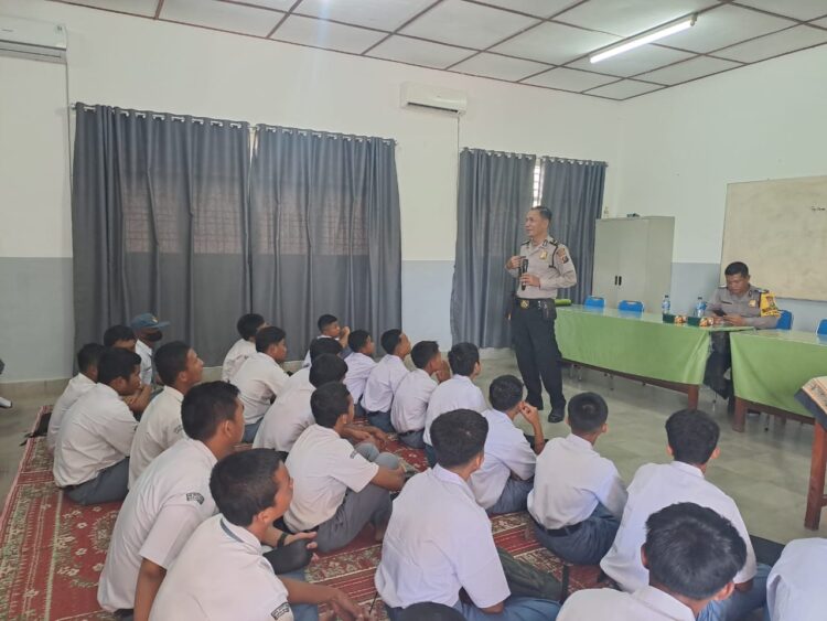 Polsek Bangun mengadakan kegiatan Bimbingan dan Penyuluhan kepada siswa-siswi SMK ASISI dalam program "Police Go To School", pada Kamis (11/7/2024).