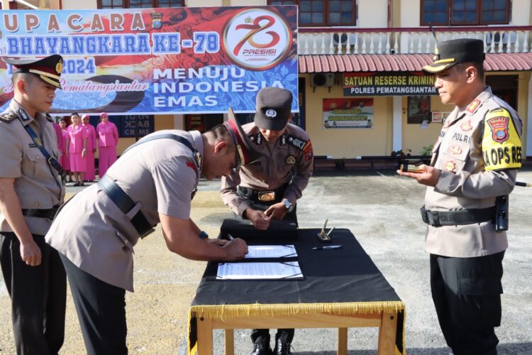 Kapolres Pematangsiantar, AKBP Yogen Heroes Baruno SH, SIK, pimpin upacara serah terima jabatan (Sertijab) Kabag Ops, Kasat Samapta dan tiga Kapolsek, pada Kamis (11/7/2024), pukul 08.00 WIB, di lapangan apel Polres setempat.