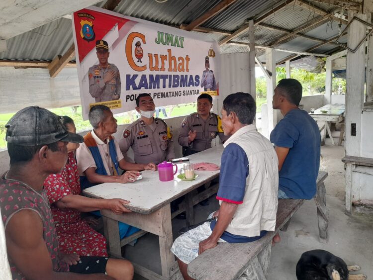 Jum'at Curhat Kamtibmas, Polsek Siantar Marihat tampung keluhan Masyarakat Naga Huta Timur, di Warung Op. Marisi Tua Panjaitan, pada Jumat (12/7/2024), pukul 09.00 WIB.