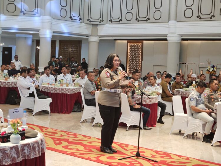 Kasat Lantas Polres Pematangsiantar, AKP Gabriella Angelia Gultom saat melaporkan persiapan pengamanan lalu lintas Kota Siantar kepada Dirlantas Polda Sumut, di Aula Raja Inal, Kantor Gubsu, Selasa (16/7/2024).