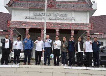 Foto bersama disela kegiatan.