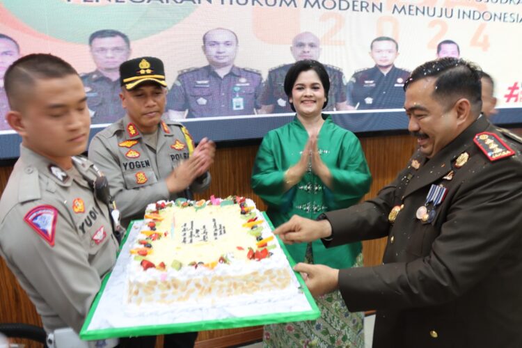 Kapolres Pematangsiantar, AKBP Yogen Heroes Baruno, S.H, S.I.K, Wakapolres, Kompol Ahmad Wahyudi, para Kabag, Kasat dan Kapolsek sejajaran, memberikan kejutan atau surprise HUT Hari Bhakti Adiyaksa (HBA) Ke 64 kepada Kajari Pematangsiantar, Jurist Precisely, SH, MH, Senin (22/7/2024).