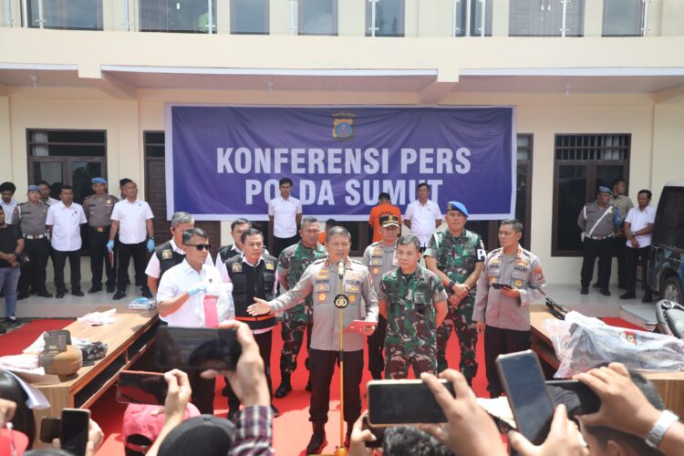 Kapolda Sumut, Komjen Pol Agung Setya Imam Effendi, Senin (8/7/2024) saat Konferensi Pers bersama Pangdam I/BB, Mayjen TNI M Hasan, di halaman Mapolres Tanah Karo.