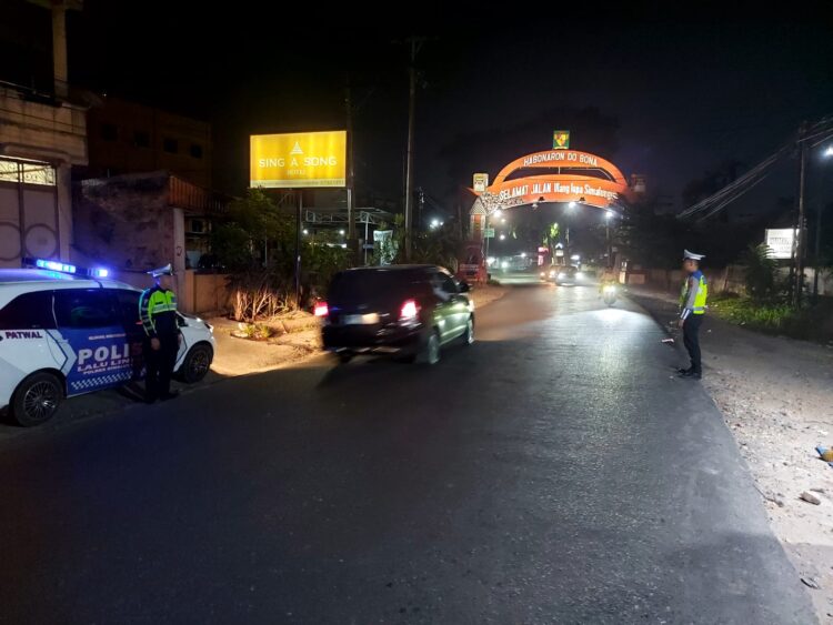 Sat Lantas Polres Simalungun melaksanakan Blue Light Patrol (BLP) pada malam hari, pada Sabtu malam (6/7/2024).