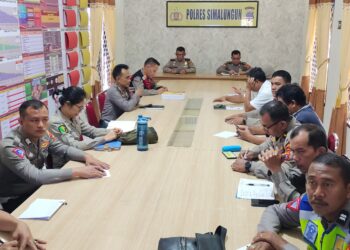 Polda Sumatera Utara beserta jajarannya melaksanakan pelatihan Pra Operasi Patuh Toba-2024 secara virtual melalui aplikasi zoom meeting, pada Kamis (11/7/2024). Kegiatan ini diikuti Kapolres Simalungun, AKBP Choky Sentosa Meliala, S.I.K., S.H., M.H., beserta jajaran di Ruang PDDO Polres Simalungun, Jln. Jhon Horailam Saragih Pamatang Raya, Kecamatan Raya, Kabupaten Simalungun.
