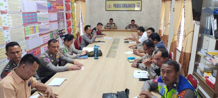 Polda Sumatera Utara beserta jajarannya melaksanakan pelatihan Pra Operasi Patuh Toba-2024 secara virtual melalui aplikasi zoom meeting, pada Kamis (11/7/2024). Kegiatan ini diikuti Kapolres Simalungun, AKBP Choky Sentosa Meliala, S.I.K., S.H., M.H., beserta jajaran di Ruang PDDO Polres Simalungun, Jln. Jhon Horailam Saragih Pamatang Raya, Kecamatan Raya, Kabupaten Simalungun.