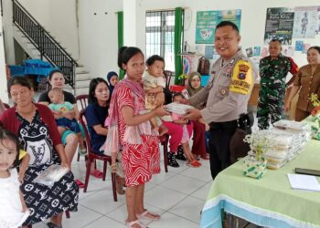 Bhabinkamtibmas Kelurahan Simalungun, Bripkan P. Butarbutar hadiri pemberian makanan tambahan kepada masyarakat.