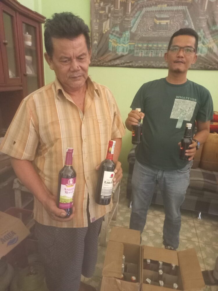 Polsek Serbelawan amankan puluhan botol minuman keras, pada Senin (15/7/2024).