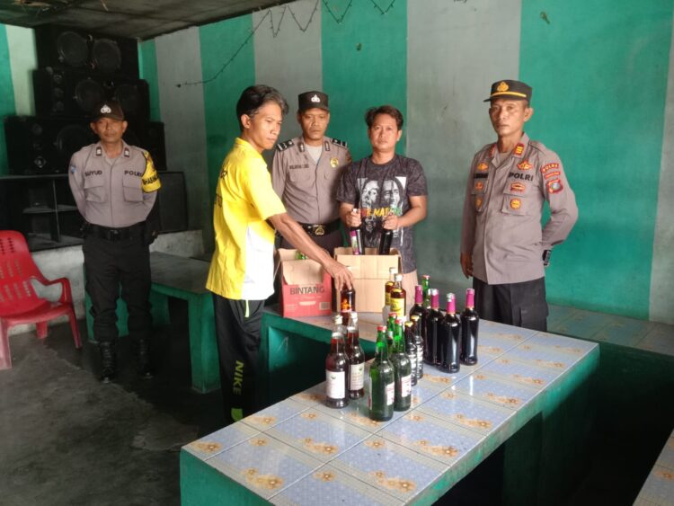 Polsek Bangun sita puluhan botol Minuman Keras, pada Sabtu (20/7/2024).