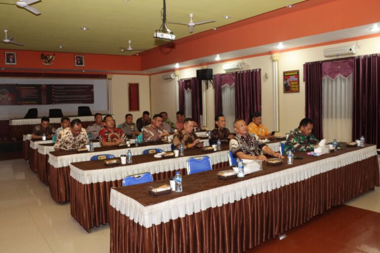 Polres Pematangsiantar mengikuti nonton bareng (Nobar) pagelaran Wayang Kulit dalam rangka Hari Bhayangkara ke -78 Tahun 2024, di Aula Mako Polres Pematangsiantar, pada Jumat (5/7/2024) malam lalu, pukul 20.00 WIB.