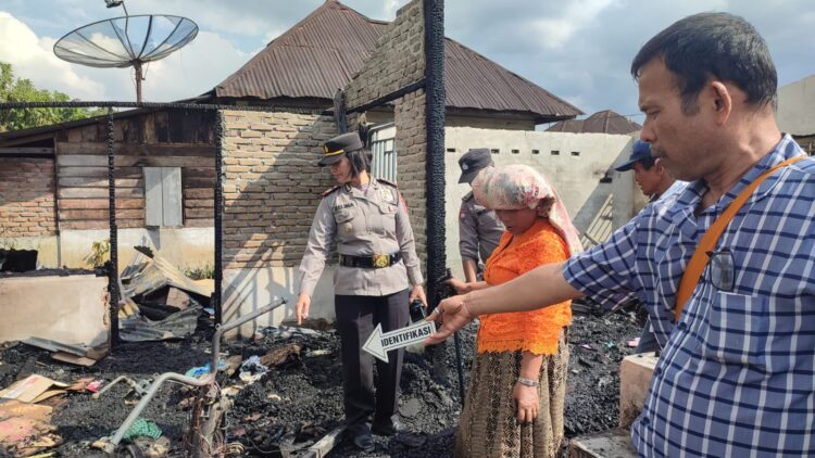 Personil Polsek Siantar Marihat melakukan olah TKP kebakaran satu unit rumah semi permanen milik Rismaida Boru Siahaan (51), di Jalan Besar Sidamanik, Gang Dame, Kelurahan Simarimbun, Kecamatan Siantar Marimbun, Kota Siantar, pada Sabtu (6/7/2024) siang, pukul 13.00 WIB.