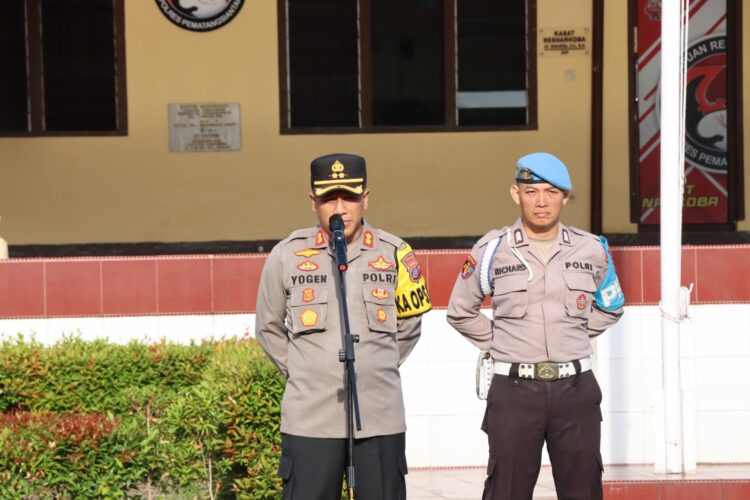 Polres Pematangsiantar menggelar apel jam pimpinan yang dipimpin Kapolres Pematangsiantar, AKBP Yogen Heroes Baruno SH, SIK, pada Selasa (30/7/2024), pukul 08.00 WIB, di lapangan apel.