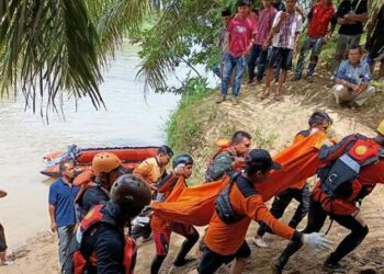 Proses evakuasi korban tewas luapan Sungai Barumun di Padanglawas, Sumatra Utara (Sumut). (Dok Basarnas)