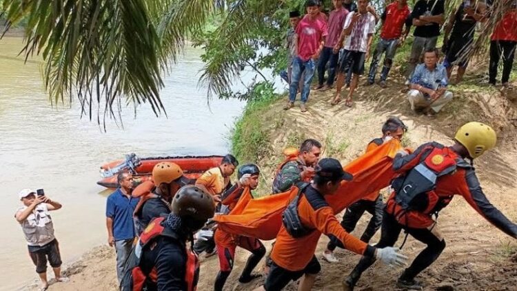 Proses evakuasi korban tewas luapan Sungai Barumun di Padanglawas, Sumatra Utara (Sumut). (Dok Basarnas)