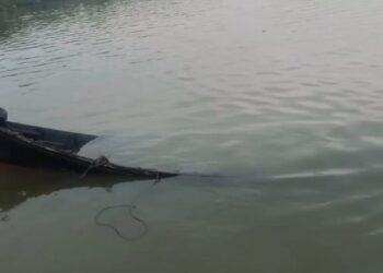 Ojek perahu yang membawa belasan pelajar terbalik, di Sungai Kanan, Desa Bandar Rahmat, Kecamatan Tanjung Tiram, Sumatera Utara, Kamis (18/7/2024). (Foto: Fadly Pelka).