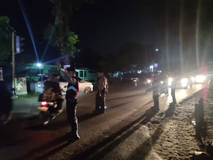 Personil Sat Samapta Polres Simalungun melaksanakan patroli skala besar, pada malam minggu.