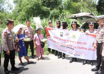 Polwan Polres Simalungun menggelar kegiatan Bakti Sosial dan Bakti Religi dengan membagikan makan siang gratis kepada masyarakat, para pedagang, tukang ojek, dan jemaat yang baru saja selesai melaksanakan ibadah Sholat Jumat.