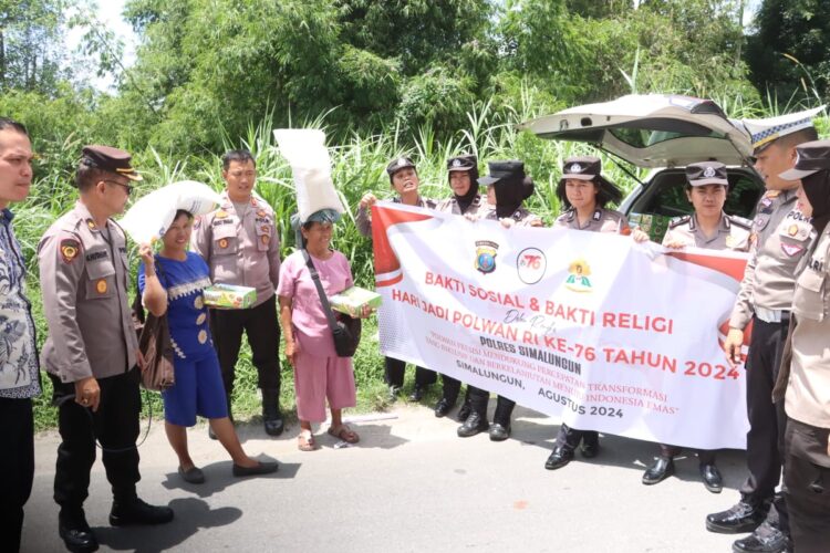 Polwan Polres Simalungun menggelar kegiatan Bakti Sosial dan Bakti Religi dengan membagikan makan siang gratis kepada masyarakat, para pedagang, tukang ojek, dan jemaat yang baru saja selesai melaksanakan ibadah Sholat Jumat.