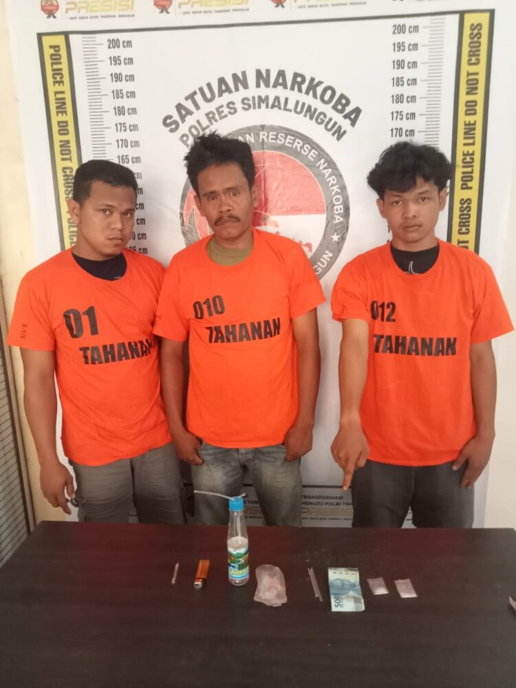 Foto ketiga tersangka dan barang bukti sabu yang diamankan Polres Simalungun.