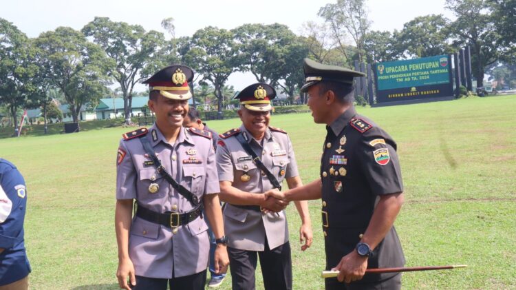 Wakapolres Pematangsiantar, Kompol Ahmad Wahyudi, menghadiri upacara penutupan Dikmata TNI AD TA 2024, di Lapangan Jenderal Sudirman Rindam I/BB, Kamis (15/8/2024)