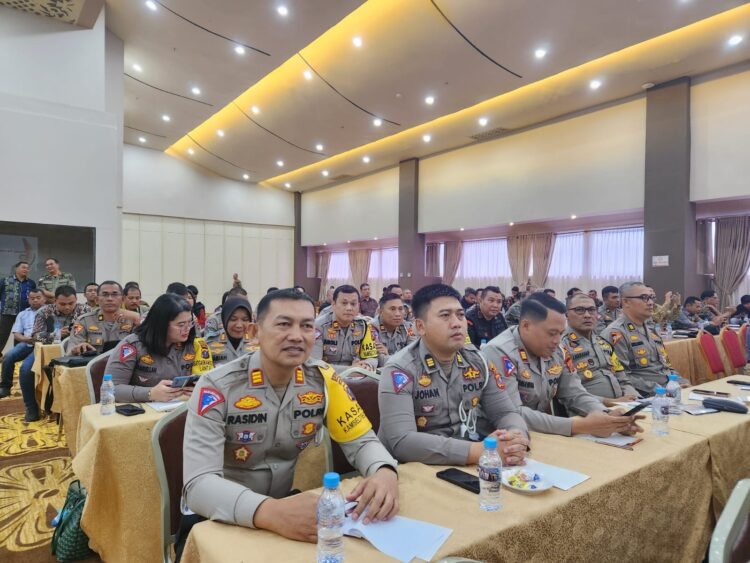 Kabag Ops Polres Pematangsiantar, AKP Ilham Harahap dan Kasat Lantas, AKP Gabriellah A. Gultom, SIK, MH, mengikuti rapat persiapan Kirab Api PON XXI Tahun 2024 Aceh – Sumut, di Hotel Grand Kanaya, Jl. Darussalam Kota Medan, pada Sabtu pagi (24/8/2024), pukul 09.00 WIB.