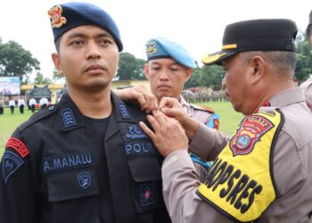 Wakapolres Pematangsiantar, Kompol Ahmad Wahyudi, SH, menyematkan tanda pita Operasi Mantap Praja Toba 2024 kepada perwakilan Polri, TNI dan Instansi terkait.