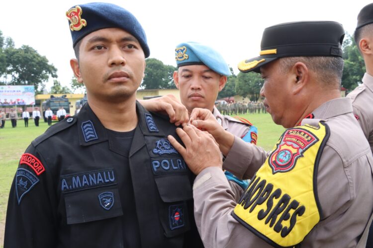 Wakapolres Pematangsiantar, Kompol Ahmad Wahyudi, SH, menyematkan tanda pita Operasi Mantap Praja Toba 2024 kepada perwakilan Polri, TNI dan Instansi terkait.